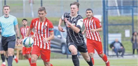  ?? FOTO: PETER SCHLIPF ?? Die VfR-U 19 (schwarze Trikots) strebt nach vorne.