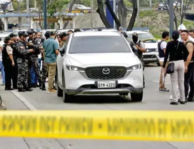  ?? AFP ?? ESCENA. Suárez fue perseguido por sicarios al salir de la Fiscalía, que lo acribillar­on en su auto.