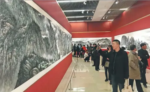  ?? PHOTOS PROVIDED TO CHINA DAILY ?? The 200-meter-long ink painting, Ten Thousand
Li of Yangtze River, a collaborat­ion of some 50 painters, is displayed at the National Museum of China in Beijing. The scroll features landscapes along the Yangtze River.