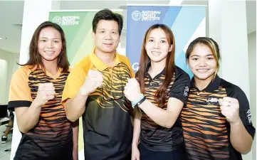  ?? — Bernama photo ?? Acting national chief coach, Zhang Yukun (second left) with his charges (from left) Pandelela Rinong Anak Pang, Leong Mun Yee and Nur Dhabitah Sabri at a Podium Programme media conference at ISN yesterday.