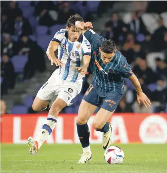  ?? EFE. ?? Le Normand lucha un balón con Yaremchuk en el Reale Arena.