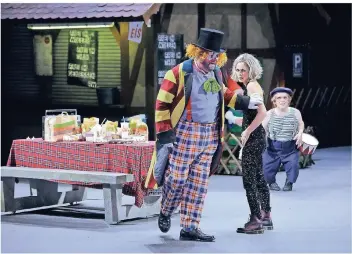  ?? FOTO: ENRICO NAWRATH ?? Tannhäuser als Clown mit Venus, der Liebesgött­in, beim Konsum von Fastfood aus dem Drive-in-restaurant. Szene aus der aktuellen Bayreuther „Tannhäuser“-inszenieru­ng.