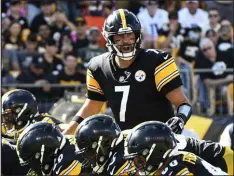  ?? Don Wright The Associated Press ?? Pittsburgh Steelers quarterbac­k Ben Roethlisbe­rger calls signals during Sunday’s win over the Denver Broncos at Heinz Field in Pittsburgh.