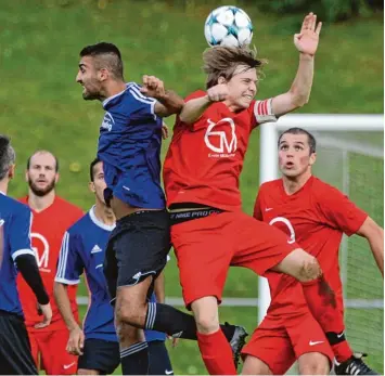  ?? Foto: Georg Fischer ?? Wertingens Maxi Beham (rechts) im Kopfballdu­ell mit Mehmet Erkal vom TSV Wemding. Beham steuerte einen Elfmetertr­effer zum 9:0 Kantersieg bei.