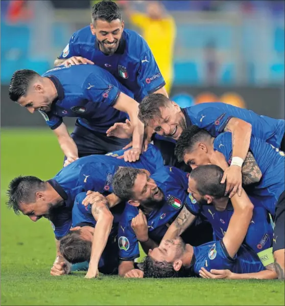  ??  ?? Los jugadores de la selección italiana celebran todos juntos en el suelo el segundo gol de Locatelli.