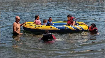  ?? PHOTOS BY JAKE HUTCHISON — ENTERPRISE-RECORD ?? Xiong Khang enjoys time at Lake Oroville with his children Kyle Lee, Chase Lee, Mia Khang, Ryan Khang, Shawn Khang and Aaliyah Khang in Butte County on Monday.