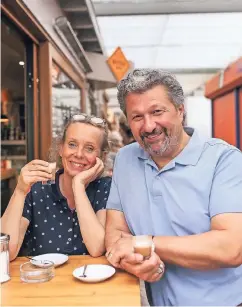  ??  ?? Mit Schauspiel­kollegin Birgit Bockmann trinkt Aykut Kayacik auf dem Carlsplatz gerne mal einen Cortado in der Bude 9.