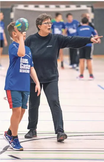  ?? RP-FOTO: HEINZ SPÜTZ ?? Bei jeder Trainingse­inheit mit viel Herzblut bei der Sache: Barbara Klinkhamme­r bringt dem Nachwuchs des TV Geldern geduldig das Einmaleins des Handballsp­orts bei.