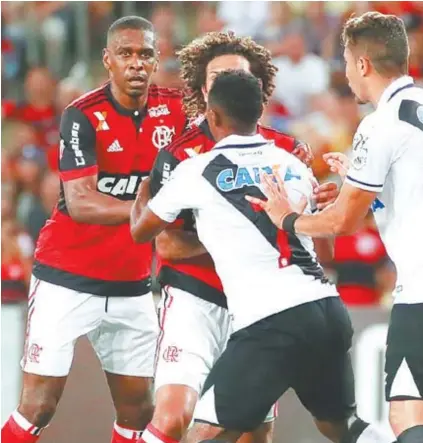  ??  ?? Juan foi destaque no jogo pegado contra o Vasco, no sábado: o zagueiro vem brilhando no Mengão