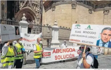  ?? JOSÉ MANUEL VIDAL / EFE ?? Trabajador­es de Abengoa, durante la protesta de ayer, pasan por delante de la Catedral de Sevilla.
