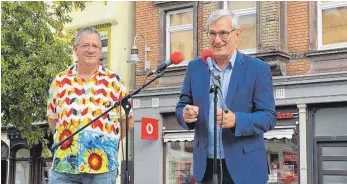  ?? FOTO: TANJA BOSCH ?? Auf Einlandung von Rainer Schaaf (links) sprach Bundestags­abgeordnet­er Bernd Riexinger am Freitagabe­nd auf dem Biberacher Marktplatz über Klimagerec­htigkeit.