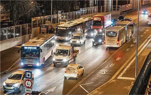  ?? Fotos: Gerry Huberty ?? Die Rocade an der Rückseite des Bahnhofs ist zum Hauptverke­hrspunkt für viele Buslinien geworden.