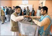  ?? PAULA BRONSTEIN/GETTY ?? Afghans vote Saturday in Kabul, Afghanista­n. The Taliban had warned that voters should prepare to be targeted.