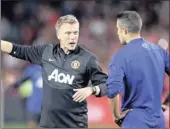  ?? REUTERS ?? I’M COUNTING ON YOU: Manchester United manager David Moyes talks to star striker Robin van Persie, right, during a training session in Sydney, Australia this week.