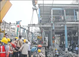  ?? –BHUSHAN KOYANDE ?? Central Railway workers dismantle FOB bridge at Masjid Bandar station causing a six-hour mega block on Central line on Sunday.