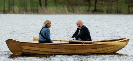  ?? ?? La premier svedese Magdalena Andersson con l’omologo britannico Boris Johnson