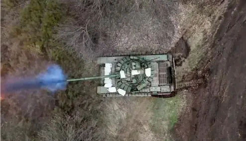  ?? ?? A Russian tank fires its cannon at Ukrainian troops from a position near the border with Ukraine in the Belgorod region, Russia