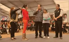  ??  ?? El gobernador del Edomex entregó apoyos a mujeres en el Día Internacio­nal de la Mujer, en Nicolás Romero.