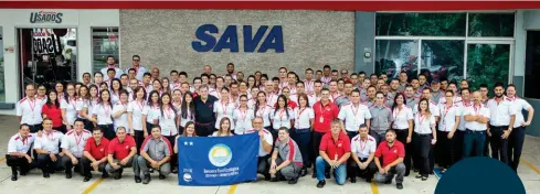  ??  ?? El equipo de Honda-SAVA con el galardón de Bandera Azul. Comprometi­dos con el ambiente