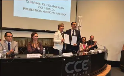  ?? PAULA SÁNCHEZ ?? Yolanda Tellería, alcaldesa de Pachuca y el presidente del CCEH, Juan Carlos Martínez Domínguez.