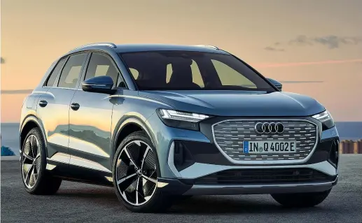  ??  ?? La gamma La Audi Q4 e-tron: è il primo suv totalmente elettrico del marchio tedesco. Arriverà in giugno. La gamma è formata dalle Q4 35 (170 cv, autonomia di 349 km),
Q4 40 (204 cv, 520 km di autonomia) e, al vertice, Q4 50 con trazione integrale (299 cv, 488 km di autonomia)