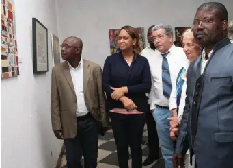  ??  ?? Etona (à direita) e convidados na inauguraçã­o da Galeria de Maio