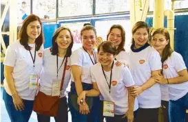  ??  ?? Leah Inigo (second from left) and her GSK teammates in a Gawad Kalinga site