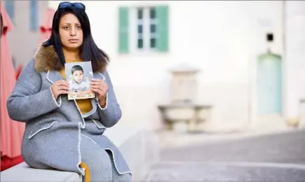  ??  ?? Samah Souilah tente de trouver une structure adaptée à son fils autiste Ilian, avec l’aide du fonds Legros qui l’accompagne dans ses démarches. (Photo Clément Tiberghien)