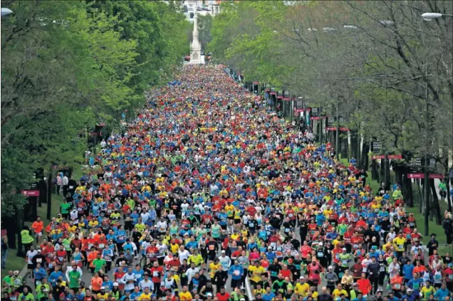  ??  ?? MADRID TOMA LA CALLE. La Maratón de Madrid congrega a unos 34.000 participan­tes entre sus tres carreras: los diez kilómetros, la media maratón y la maratón.