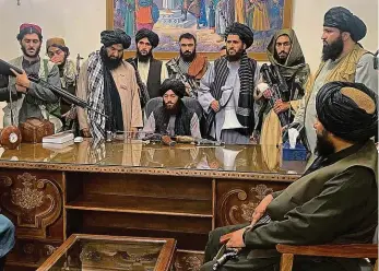  ?? Foto: ČTK ?? Šok Bojovníci Tálibánu obsadili pracovnu uprchlého afghánskéh­o prezidenta Ghaního.