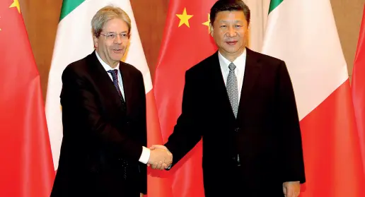  ??  ?? Stretta di mano Il premier Paolo Gentiloni con il presidente cinese Xi Jinping (16 maggio scorso a Pechino). In basso a sinistra, Costanzo Jannotti Pecci