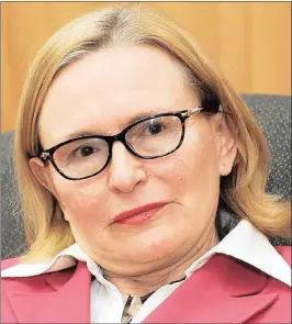  ??  ?? FACE-OFF: The gloves have come off between DA leader Mmusi Maimane and Helen Zille over her controvers­ial tweets on colonialis­m.
