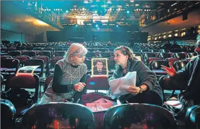  ?? LAURA GUERRERO ?? Montserrat Majench e Isona Passola, presidenta de la Acadèmia, en un ensayo de ayer