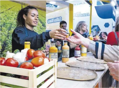  ?? Jordi Cotrina ?? Degustació­n de salmorejos en el salón Alimentari­a, el pasado lunes.