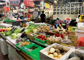  ??  ?? Second Market in Taichung is home to commercial vendors as well as food stalls