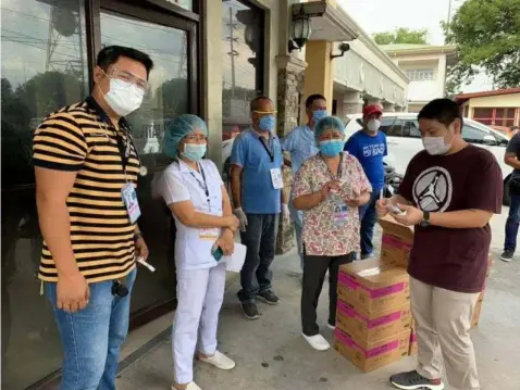  ?? (Chris Navarro) ?? CARING FOR MABALACAT CITY FOLKS. In this file photo, Mabalacat City Vice Mayor Geld Aquino (R) leads the distributi­on of food supplement­s for pregnant women at the Mabalacat District Hospital.