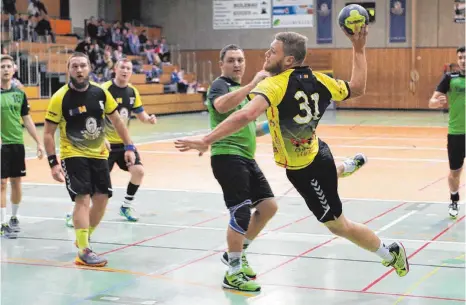  ?? FOTO: KARL-HEINZ BODON ?? Mimmenhaus­ens Peter Kornetzky macht eines seiner beiden Tore im Derby gegen den TV Ehingen. Nach 20 Minuten sah die HSG dank eines SechsTore-Vorsprungs schon wie der sichere Sieger aus. Am Ende zogen die Linzgauer aber mal wieder den Kürzeren.