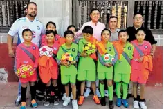  ??  ?? Josué Castro dona balones y playeras del Cruz Azul. /