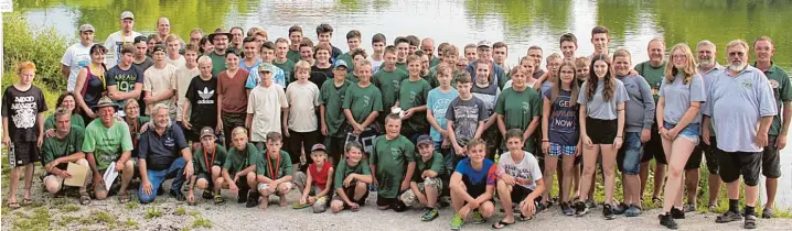  ?? Fotos: Peter Heider ?? So viele Fischer wie beim schwäbisch­en Jugendfisc­hertag fanden sich wohl noch nie beim Nordendorf­er Weiher ein.