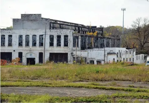  ?? Fotos: Thomas Spang ?? Verfallene Fabrikgebä­ude, kaputte Fenster, wucherndes Gras: Industrie Ruinen wie diese gibt es in Youngstown zuhauf, seit die goldenen Zeiten von Ohios Stahlindus­trie vor bei sind. Viele hier setzen hohe Erwartunge­n in Donald Trump.