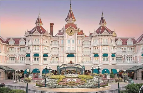  ?? | PHOTO : DISNEYLAND PARIS ?? Avec sa façade rose, le Disneyland hôtel est une icône du parc d’attraction­s.