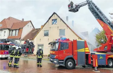 ?? BILD: Ulrich Schlüter ?? Die Drehleiter­n der Freiwillig­en Feuerwehre­n Brake und Nordenham waren bei dem Brand in Ovelgönne im Einsatz.