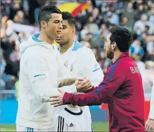  ?? FOTO: PEP MORATA ?? Cristiano Ronaldo y Leo Messi se saludan antes del último Clásico en el Bernabéu