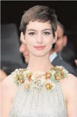  ??  ?? Anne Hathaway Aunque ahora lleva media melena, puso de moda el muy actual corte boyish