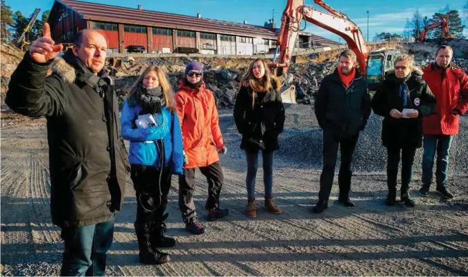  ?? FOTO: REIDAR KOLLSTAD ?? Utbygger Ole Lunde-borgersen fra Magnus Barfots Vei Eiendom AS argumenter­er under befaringen på Fagerholt torsdag. Videre står naboene Anne Ragnhild Kråkeland Olsen, Lene Håland, Benedicte Straume Haug, Trond Blattmann (Ap), Petter Benestad (V) og...