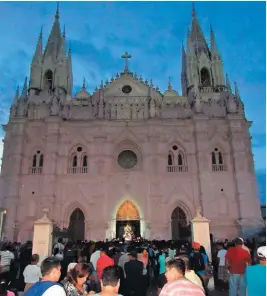  ??  ?? Saludo a la patrona. El atrio de la iglesia catedral santaneca lució abarrotado por cientos de feligreses ayer en la madrugada, que acudieron a cantarle “Las mañanitas” a la patrona Señora Santa Ana.