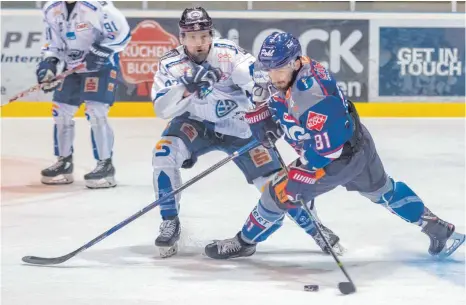  ?? FOTO: FLORIAN WOLF ?? Für Adam Lapsansky (rechts) und die Ravensburg Towerstars geht es ab Dienstag in den Pre-Play-offs gegen Crimmitsch­au.