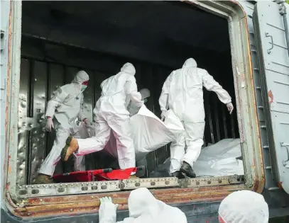  ?? EFE ?? Soldados ucranianos descargan más cadáveres en el vagón