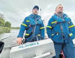  ?? ?? Nehmen Kurs Richtung Lüchtringe­n: Dennis Gemeyer (l.) und Florian Förster im Mehrzweckp­onton des THW.