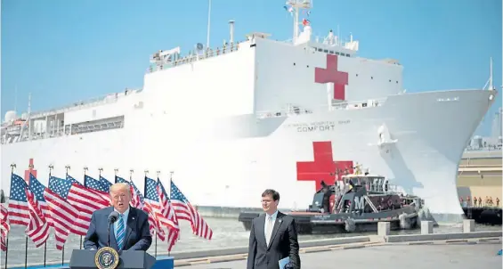  ?? AFP ?? Mensaje. El presidente norteameri­cano Donald Trump junto a su ministro de Defensa habla durante la partida del un barco hospital en Norfolk.